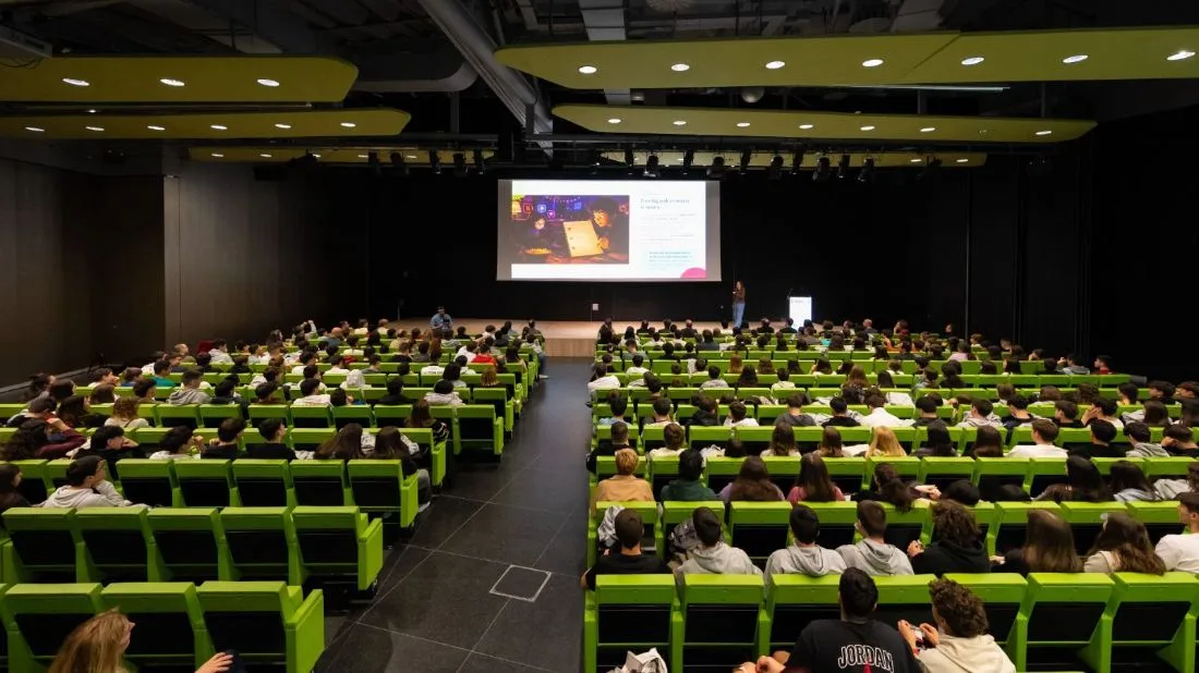 Curso de Inteligencia Artificial de We Are Clickers ante un auditorio de estudiantes