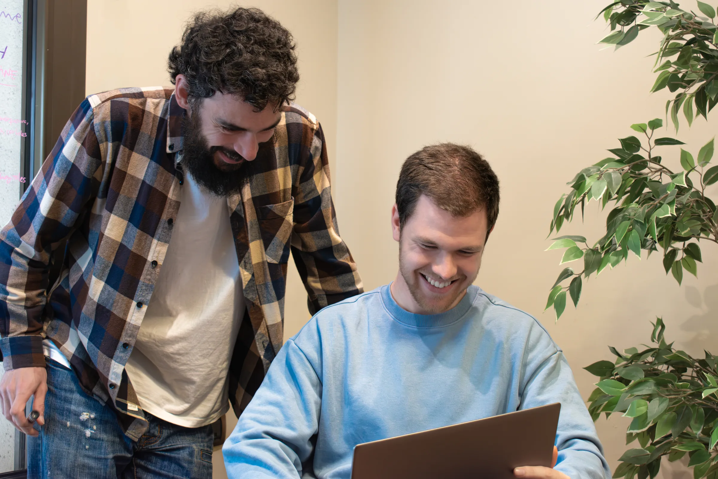 Equipo de We Are Clickers trabajando en proyectos de Inteligencia Artificial